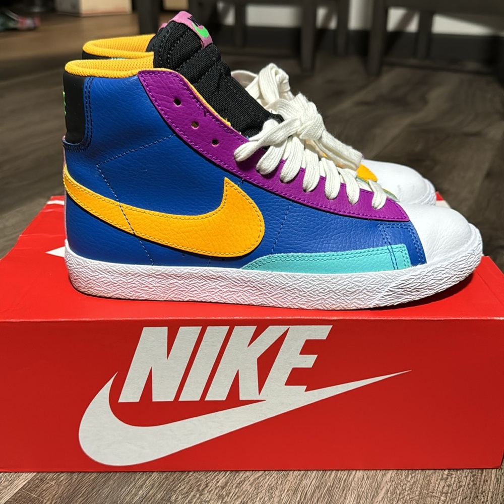 Like new, lightly worn. Nike blazer.